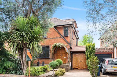Modern Woodside Park home, D2689
