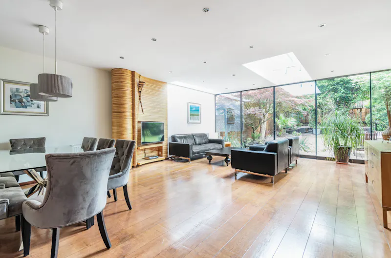 Modern Woodside Park home, D2689 (photo 8)