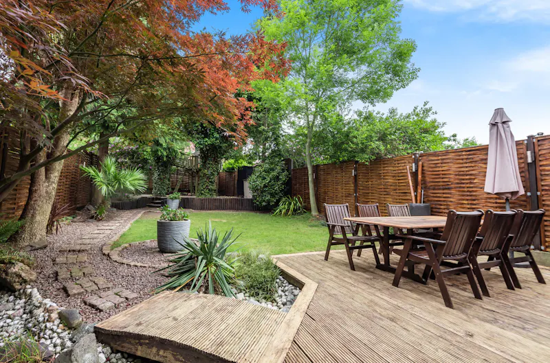 Garden at Modern Woodside Park home, D2689 (photo 20)
