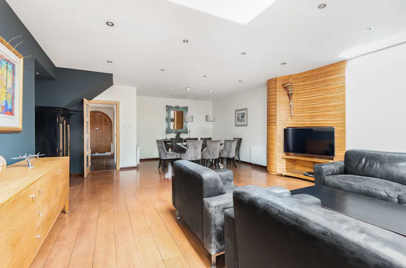 Modern Woodside Park home, D2689 (photo 7)