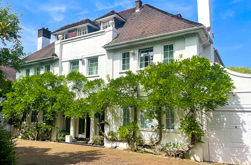 Roehampton modern mansion, D2382 (photo 1)