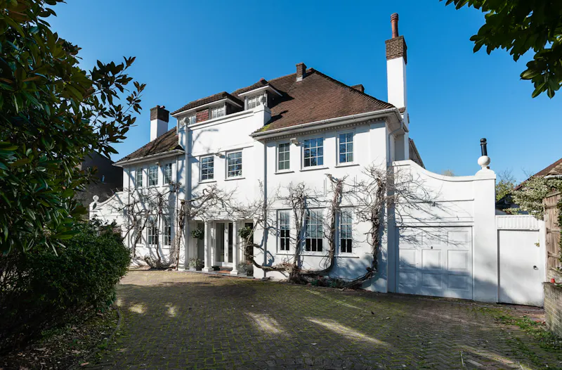 Driveway at Roehampton modern mansion, D2382 (photo 64)