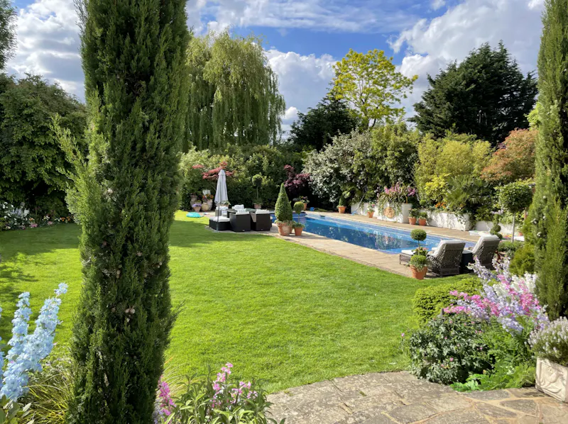 Garden at Roehampton modern mansion, D2382 (photo 59)