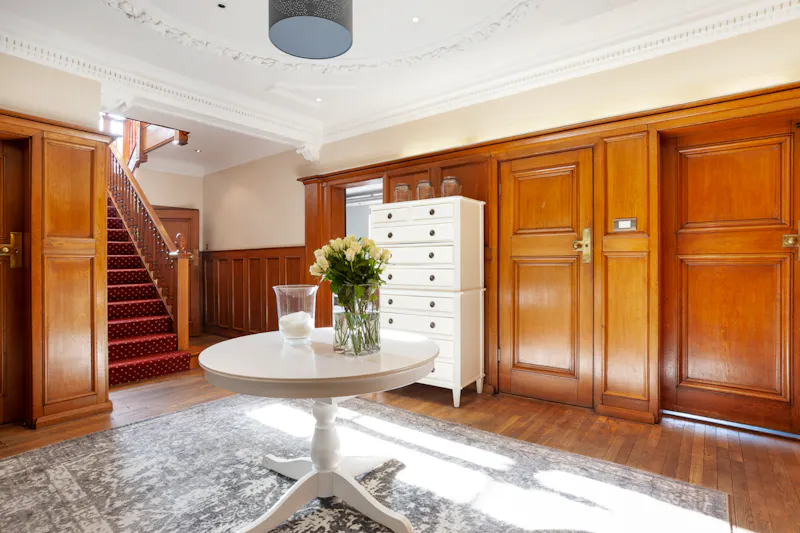 Entrance hall at Roehampton modern mansion, D2382 (photo 6)