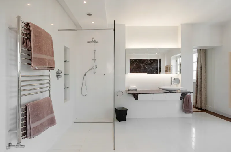 Shower at Roehampton modern mansion, D2382 (photo 34)