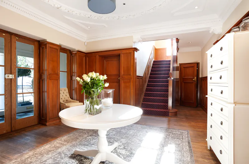 Entrance hall at Roehampton modern mansion, D2382 (photo 4)