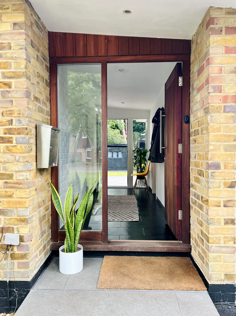 Entrance hall at American bungalow Crowthorne, D2505 (photo 3)