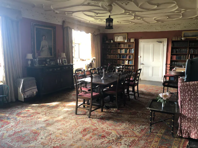 Library at Tiverton Elizabethan manor , H1022 (photo 3)