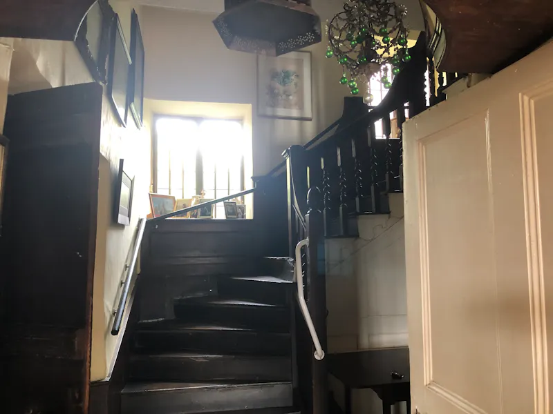 Staircase at Tiverton Elizabethan manor , H1022 (photo 9)