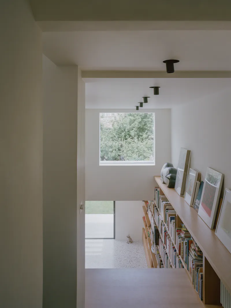 Architectural Hackney house, B2005 (photo 14)