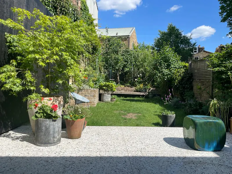 Garden at Architectural Hackney house, B2005 (photo 28)