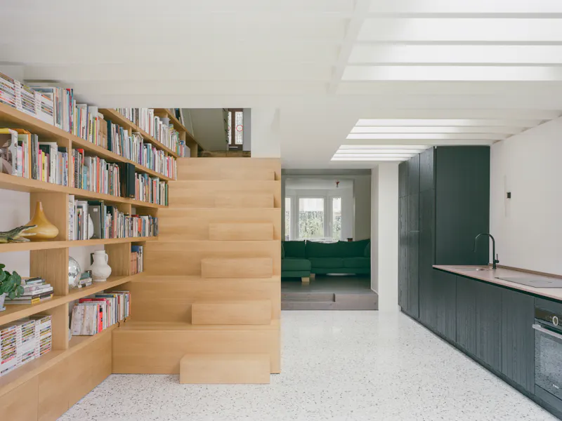 Library at Architectural Hackney house, B2005 (photo 9)