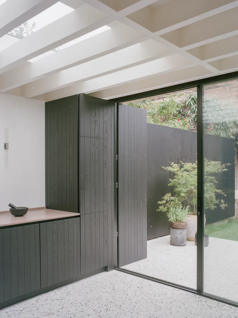 Architectural Hackney house, B2005 (photo 16)