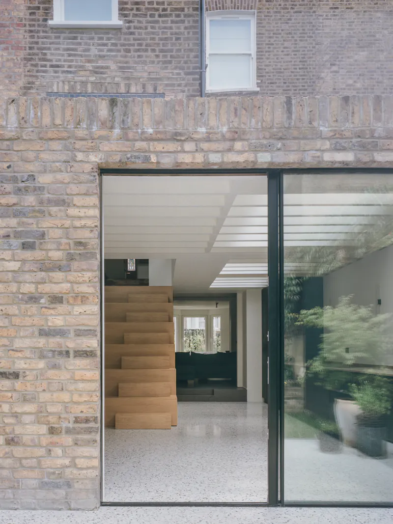 Architectural Hackney house, B2005 (photo 32)