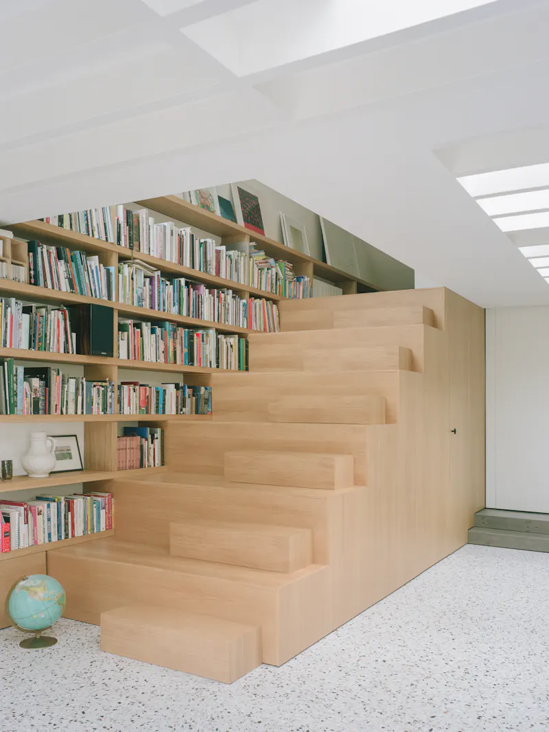 Architectural Hackney house, B2005 (photo 12)