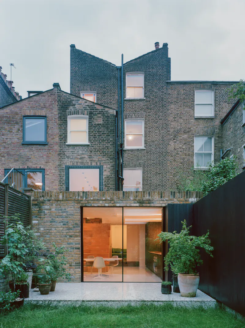 Architectural Hackney house, B2005 (photo 31)