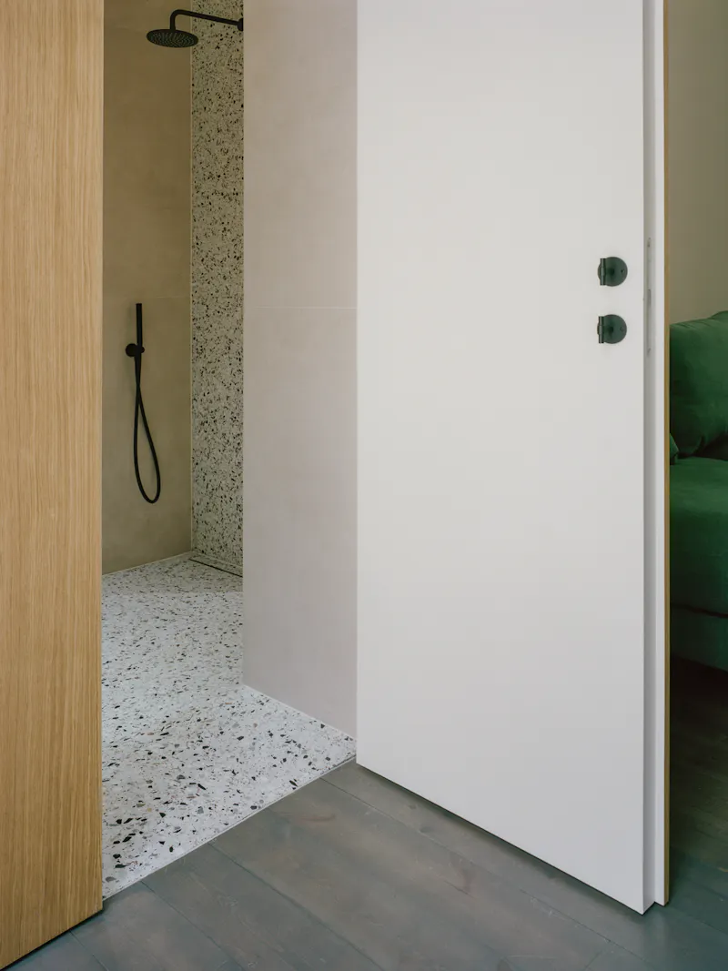 Shower at Architectural Hackney house, B2005 (photo 19)