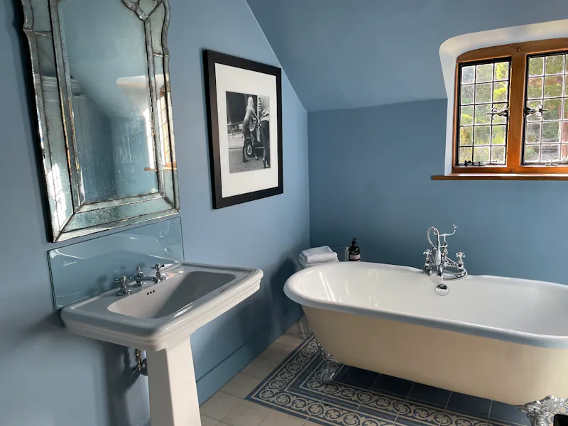 Bathroom at High Wycombe house, D2690 (photo 26)