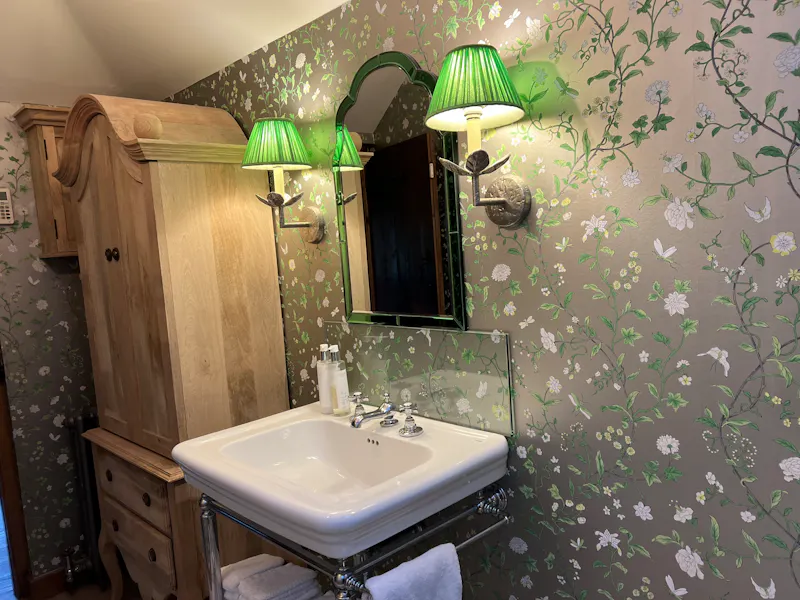 Bathroom at High Wycombe house, D2690 (photo 21)