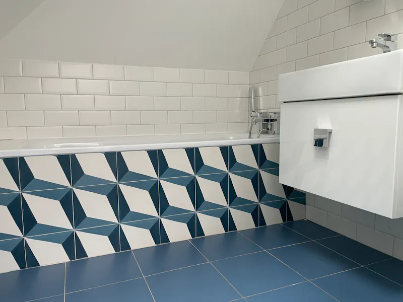 Bath at Contemporary West Acton house, D2691 (photo 20)