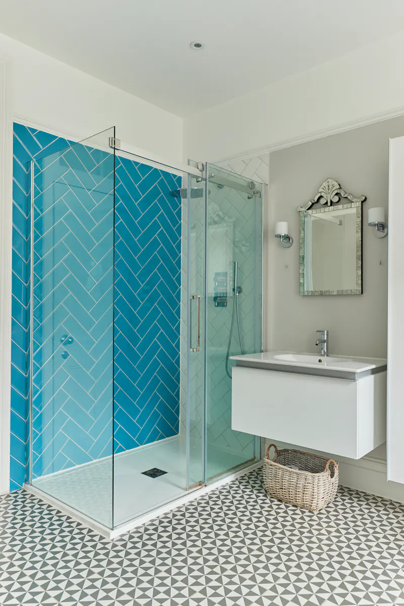 Shower at Contemporary West Acton house, D2691 (photo 24)
