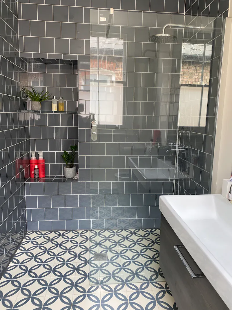 Bathroom at Contemporary West Acton house, D2691 (photo 16)