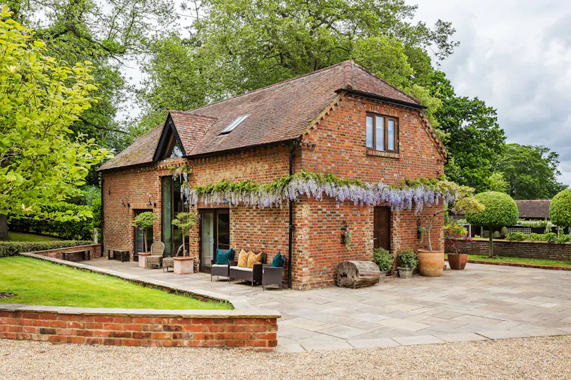 Stylish Witley barn conversion, L656 (photo 85)