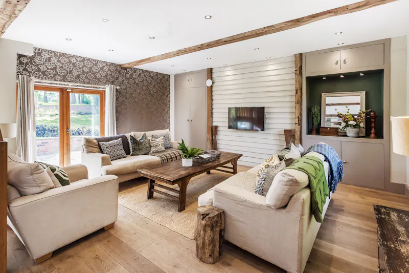 Wallpaper at Stylish Witley barn conversion, L656 (photo 10)