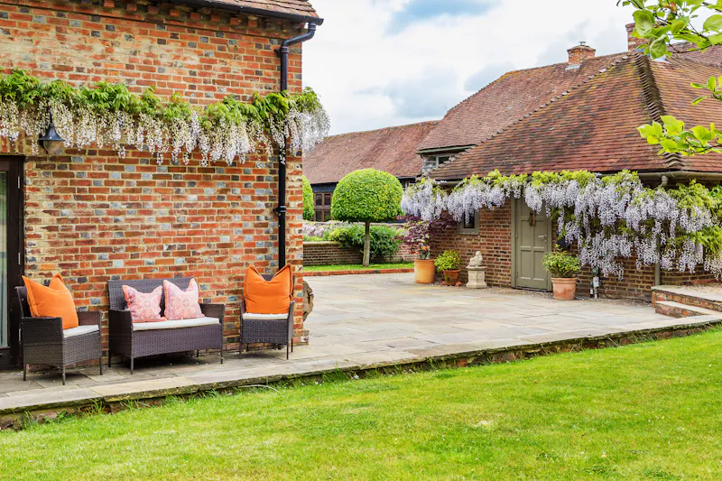 Stylish Witley barn conversion, L656 (photo 75)
