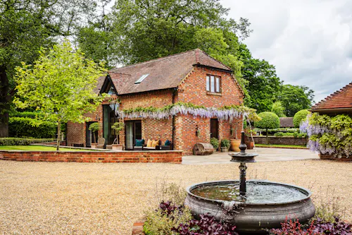 Stylish Witley barn conversion, L656