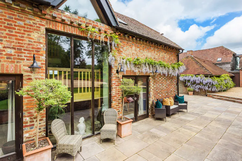 Stylish Witley barn conversion, L656 (photo 79)