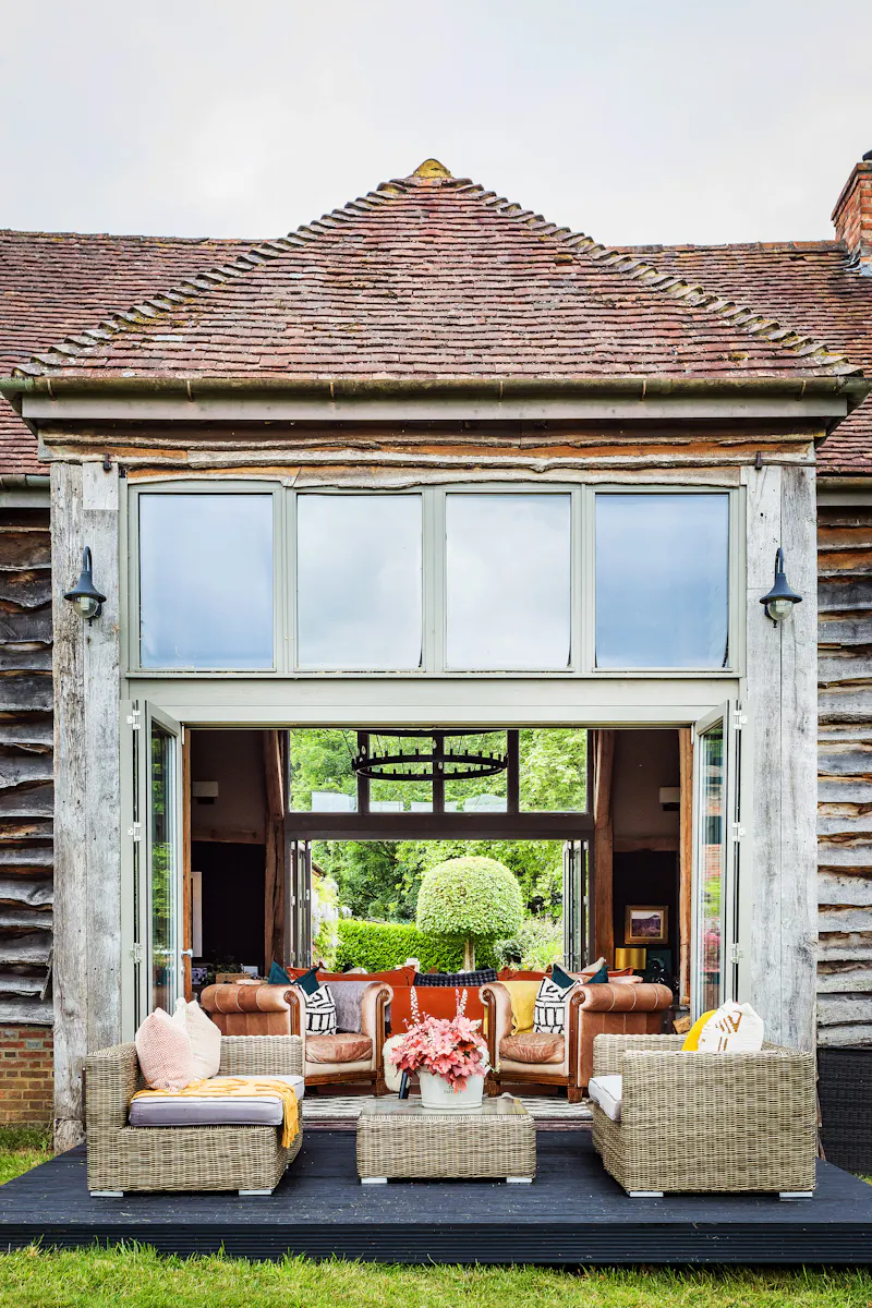 Stylish Witley barn conversion, L656 (photo 77)