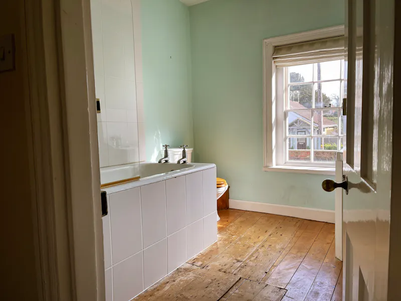 Bath at New Romney georgian home, A1596 (photo 52)