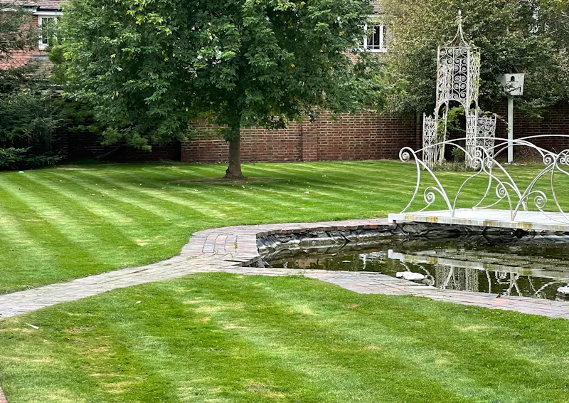 Pond at New Romney georgian home, A1596 (photo 76)