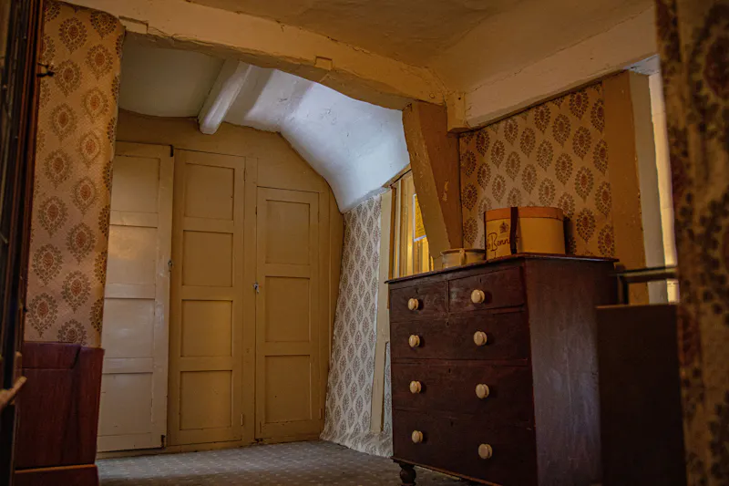 Wallpaper at Kent farmhouse, L753 (photo 20)
