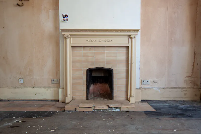 Fireplace at Derelict Leytonstone house, B2007 (photo 10)