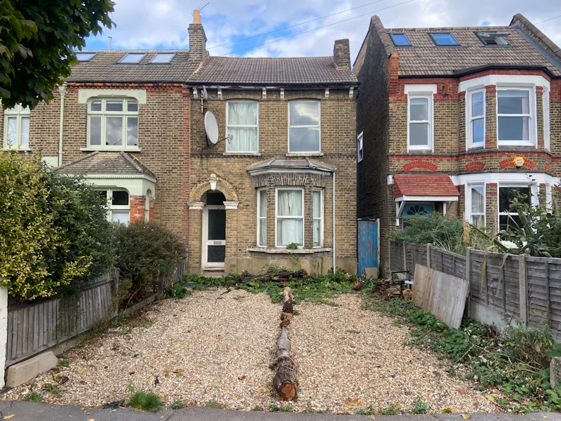 Driveway at Derelict Leytonstone house, B2007 (photo 1)