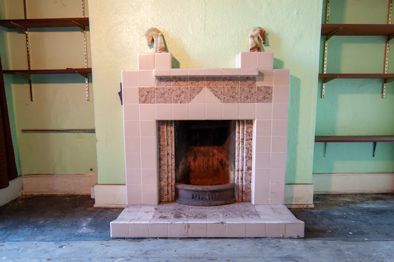 Fireplace at Derelict Leytonstone house, B2007 (photo 28)