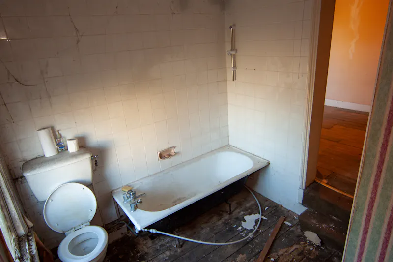 Bath at Derelict Leytonstone house, B2007 (photo 32)