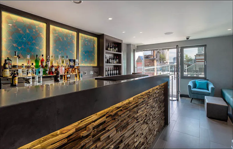 Bar at Contemporary Old St hotel, R833 (photo 15)