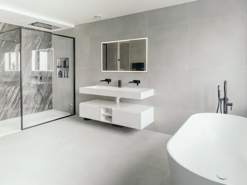 Bathroom at Modern Mill Hill house, D2695 (photo 16)