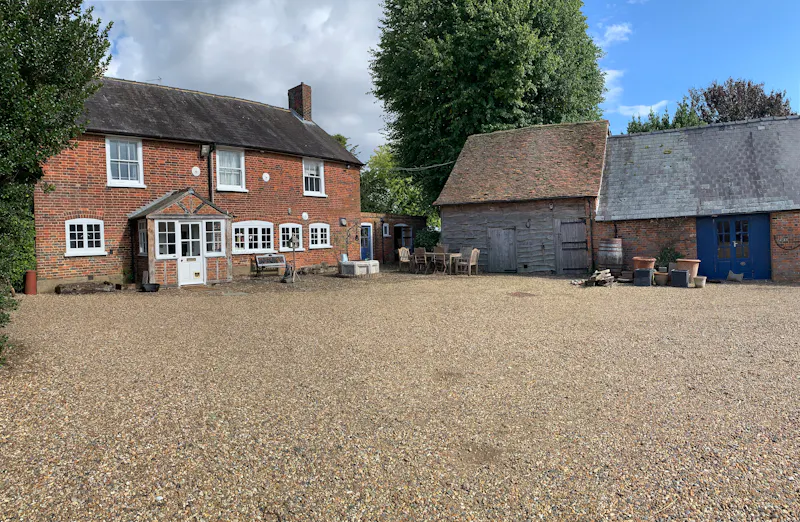 Courtyard at Old Hitchin barn, L748 (photo 19)