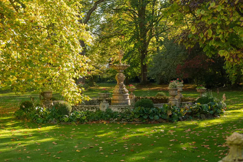 Garden at Walkern Mansion, B2009 (photo 56)