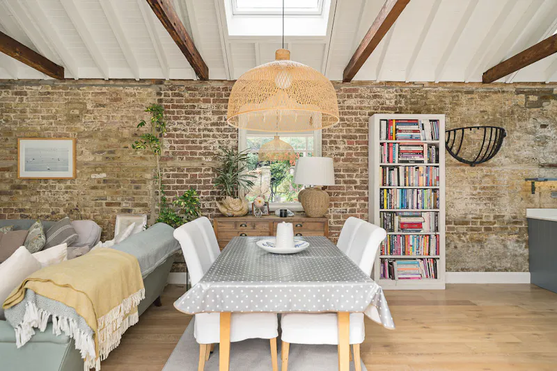 Dining room at Converted stables in Putney, D2696 (photo 10)
