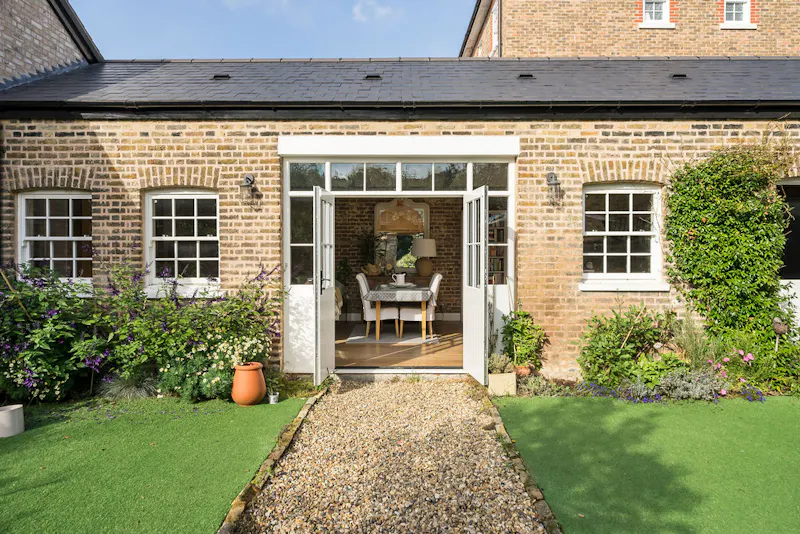 Converted stables in Putney, D2696 (photo 1)