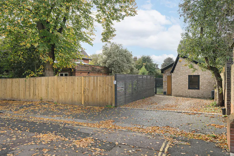 Driveway at Converted stables in Putney, D2696 (photo 2)