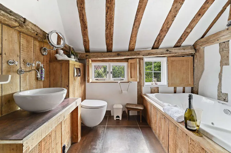 Bathroom at Braintree Tudor house, M356 (photo 7)