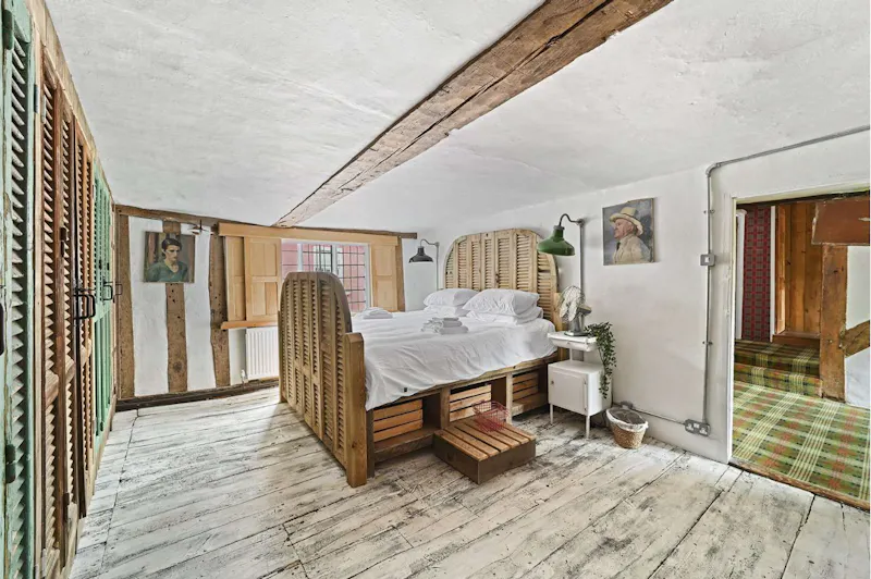 Bedroom at Braintree Tudor house, M356 (photo 8)