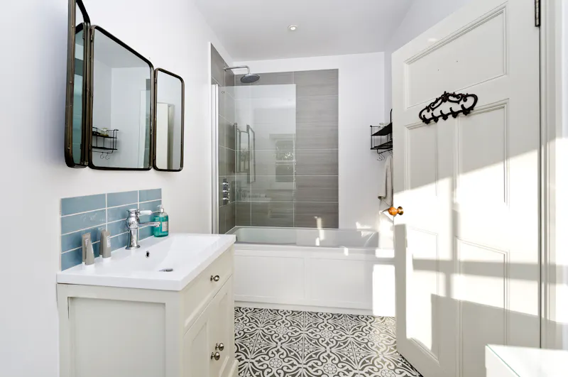 Bathroom at Surrey Hills country house, D2703 (photo 16)