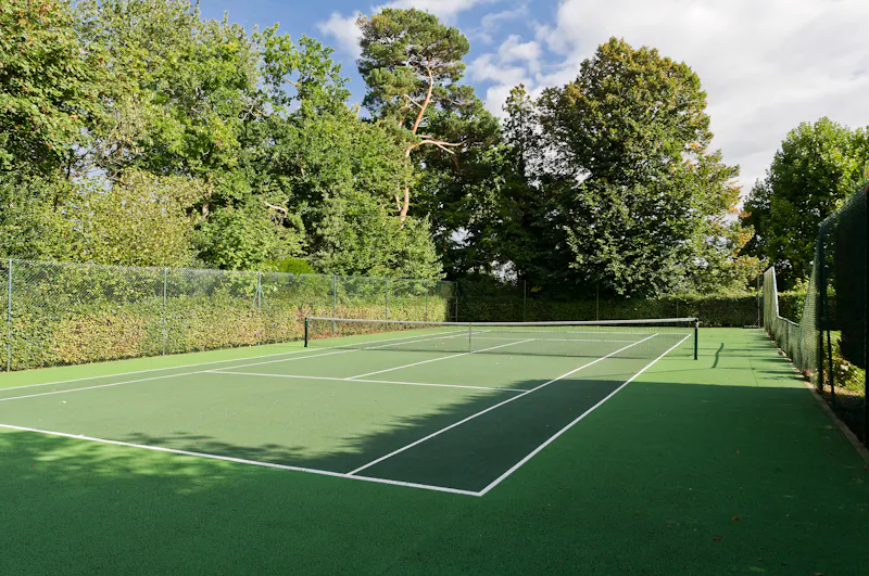 Tennis court at Surrey Hills country house, D2703 (photo 38)